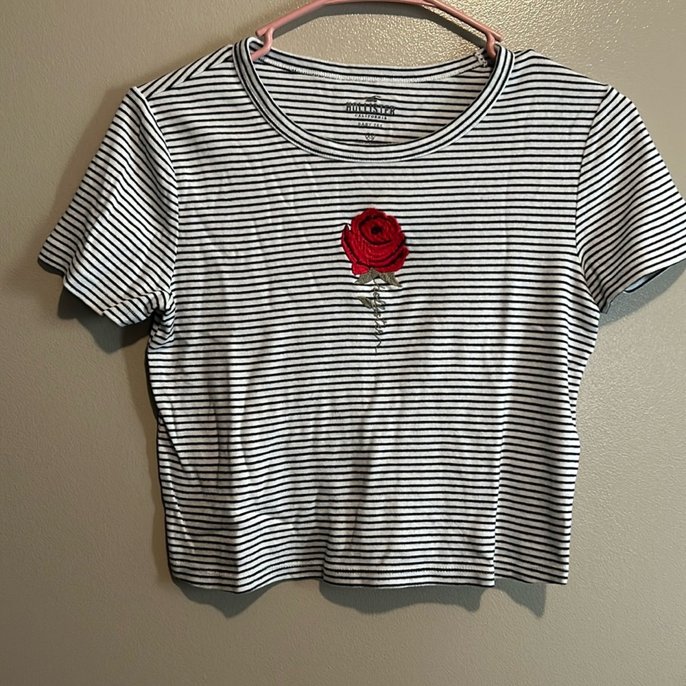 Size XS cropped Hollister baby tee